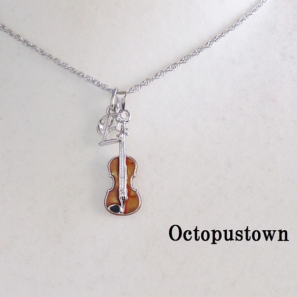 ヴァイオリンと選べるイニシャルチャームのネックレス（シルバーカラー） 1枚目の画像