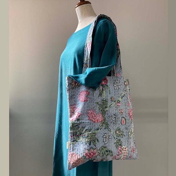 インドのカンタ刺繍バッグ　グレーッシュボタニカル 1枚目の画像