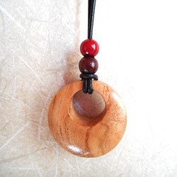 木のネックレス　えんじゅと木製ビーズ 1枚目の画像