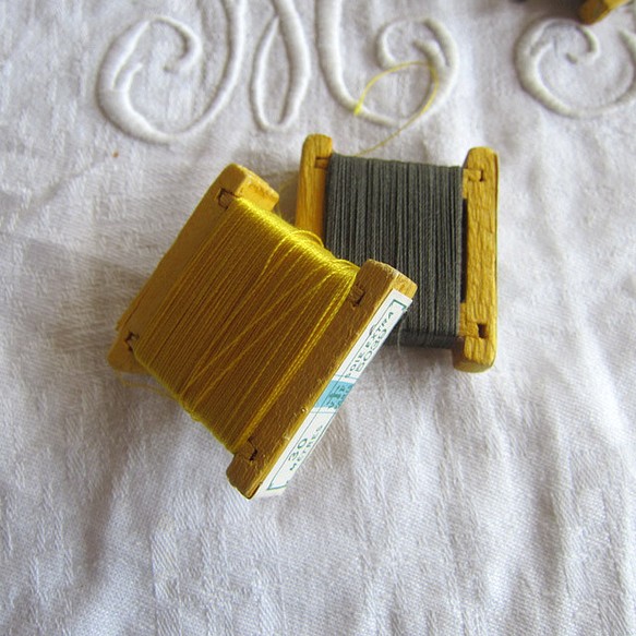 フランスアンティーク木製ボビン絹糸2個セット 1枚目の画像