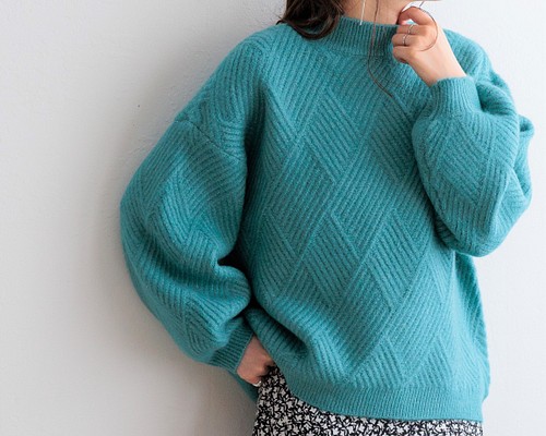 国内手編み ゆったりシルエットのセーター(身頃生成り、左袖チャコール