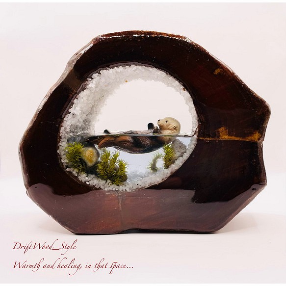 一つ限りの流木アート 海に浮かぶラッコ ジオラマ 流木 フィギュア 置物 インテリア レジン テラリウム 生き物 N1 1枚目の画像