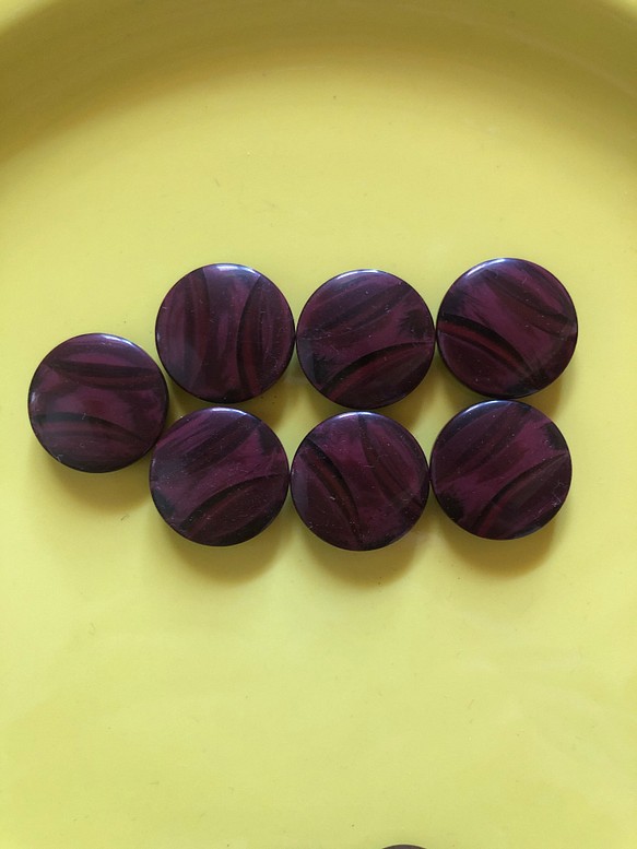 アンティーク ボタン 7個　ビンテージ 昭和 レトロ 個性的 ハンドメイド素材 ワインレッド　赤紫　ポップ アクセ 1枚目の画像