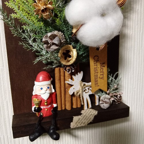 クリスマスの装飾品の振り子は木のサンタクロースの鹿の車のデスクの