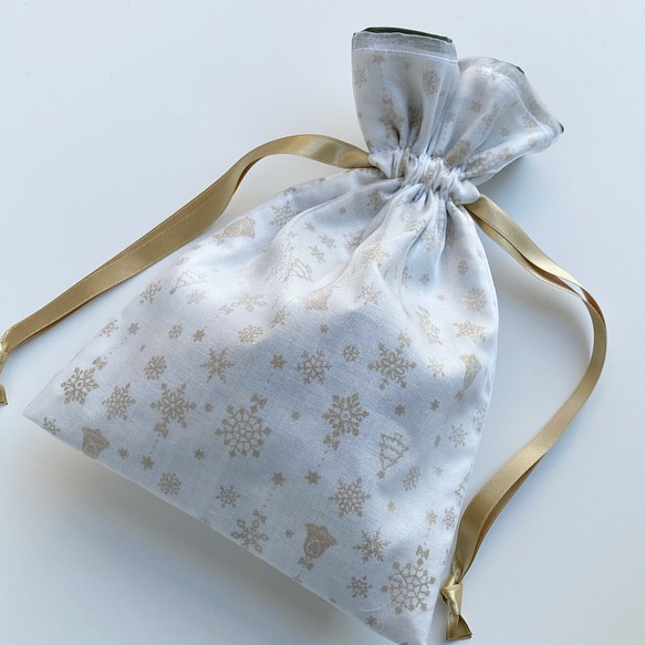 透け感の美しい　上品なオーガンジー巾着ポーチ　クリスマスホワイト　白 1枚目の画像