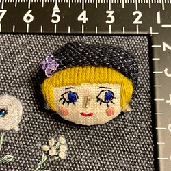 ブローチ　女の子　刺繍　ベレー帽　カジュアルファッションコーデ 1枚目の画像