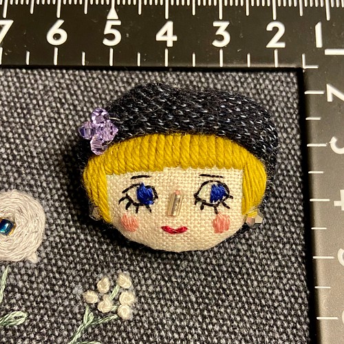 ブローチ 女の子 刺繍 ベレー帽 カジュアルファッションコーデ