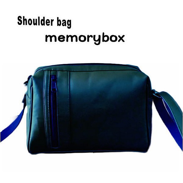斜め掛けショルダーバッグ「メモリーボックス」 合成皮革ネイビー 1枚目の画像