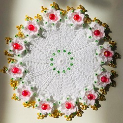 【再販】NOKOのカラフルレース編み 立体小花のモチーフドイリーC（16） 1枚目の画像