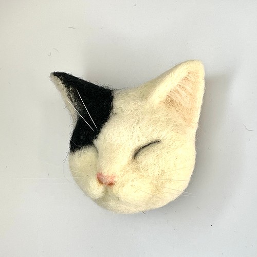 白黒猫の猫ブローチ673 猫ブローチ 羊毛フェルト 羊毛フェルトブローチ 