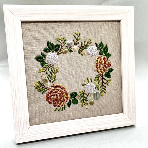 クリスマスリース 刺繍フレーム 絹糸と金銀糸の日本刺繍 壁飾り