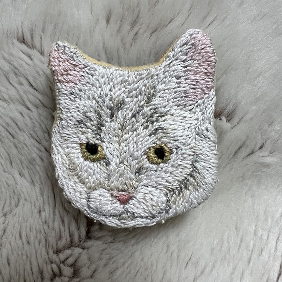 うちのこ　動物刺繍ブローチ　猫刺繍ブローチ　白猫　猫ブローチ