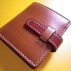 【送料無料】コンパクトサイズ  キャメル牛革・総手縫い二つ折り財布(差し込み式ベルト留め)　TIO-FS011 1枚目の画像