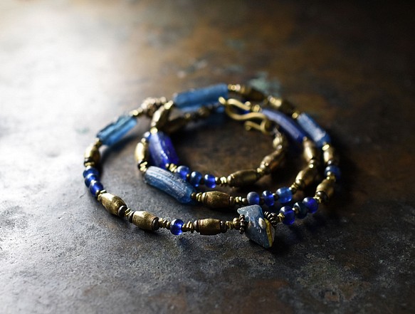 小鳥和羅馬玻璃，非洲黃銅，藍色古董珠項鍊 第1張的照片