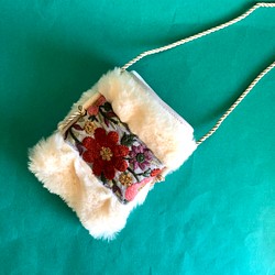 [冬セール半額1,980→1,000]ファーポシェット　小さい　インド刺繍リボン 1枚目の画像