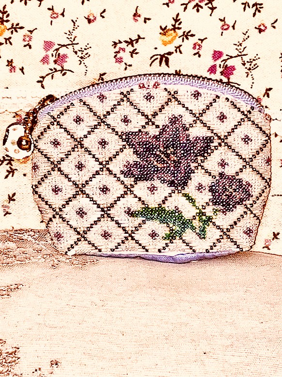 紫のお花模様が可愛い特小ビーズ編みのポーチ 1枚目の画像