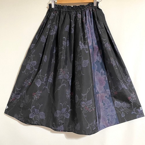 大島紬 黒に草花柄 紫の花柄 2柄使用 フレアスカート 着物リメイク 黒 