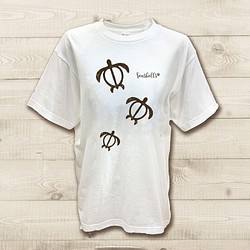 ハワイアンデザインTシャツ 海亀の親子イラスト ホヌ 海の守り神 カメの絵 ノースショア ハワイ 半袖カットソー 1枚目の画像