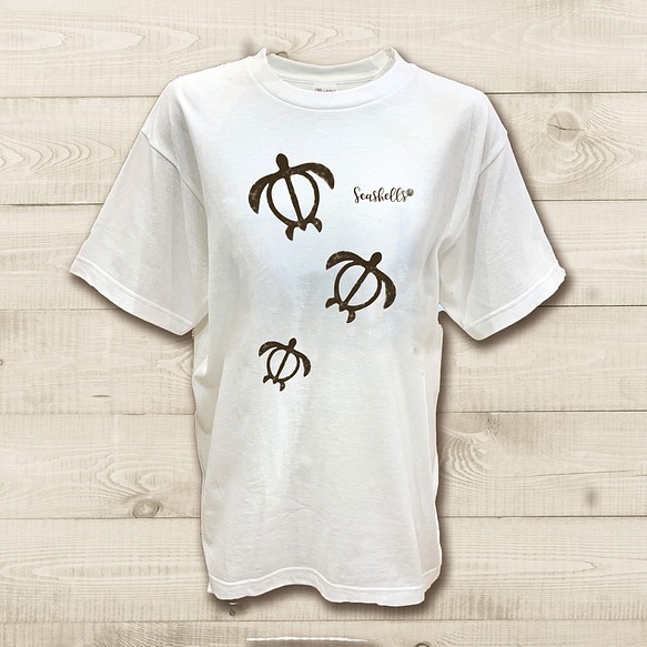 ハワイアンデザインTシャツ 海亀の親子イラスト ホヌ 海の守り神 カメの絵 ノースショア ハワイ 半袖カットソー 1枚目の画像