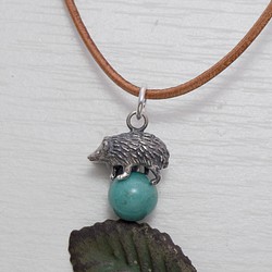 Hedgehog ball pendant garnet leather cord necklace 第1張的照片