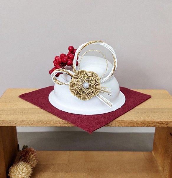 水引飾りの鏡餅・白茶　お正月の飾りに 1枚目の画像