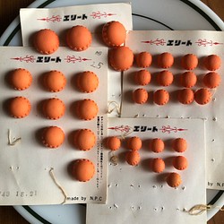 アンティーク ボタン ビンテージ 昭和 レトロ 個性的 ハンドメイド素材 日本製 ポップ アクセ　サイズ違い　オレンジ 1枚目の画像