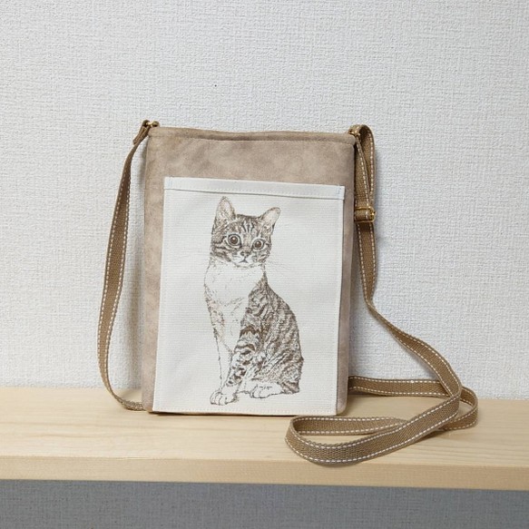 【sale】20％off　見据えるキジトラ猫  ショルダーバック　革調フェルトベージュ　 1枚目の画像
