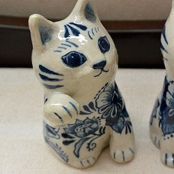 招き猫 陶器の絵付 右手あげ ブルーの植物柄 まねきねこ ネコ 縁起物