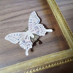 【NEW】冬に舞う 氷蝶 白アゲハ ポニーフック 1枚目の画像