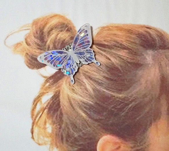 【NEW】冬に舞う 氷蝶 白い蝶 ポニーフックぶち模様 1枚目の画像