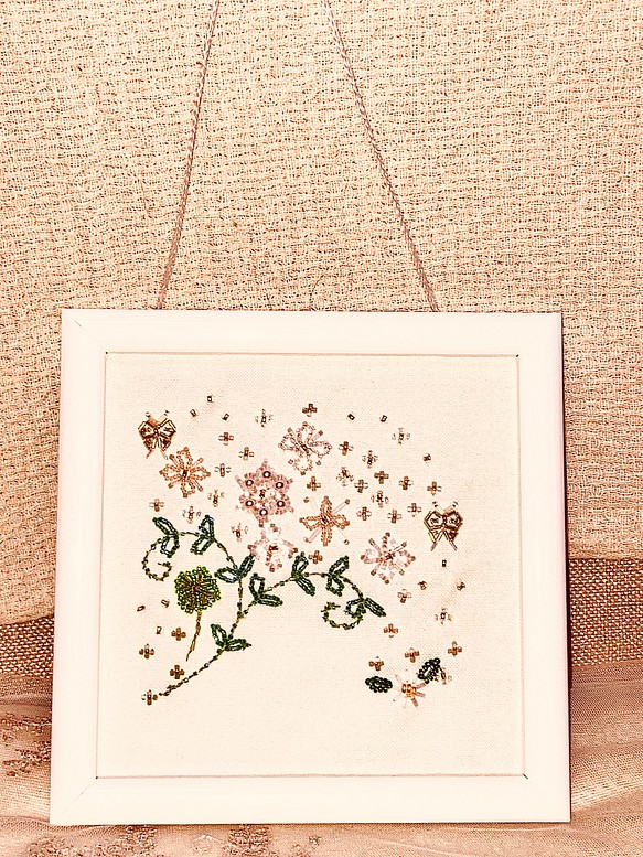 白い花が美しいのビーズ刺繍の壁掛け 1枚目の画像
