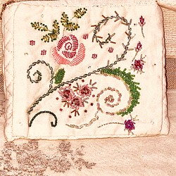 ビーズ刺繍が可愛い薔薇や植物のデザインのポーチ 1枚目の画像