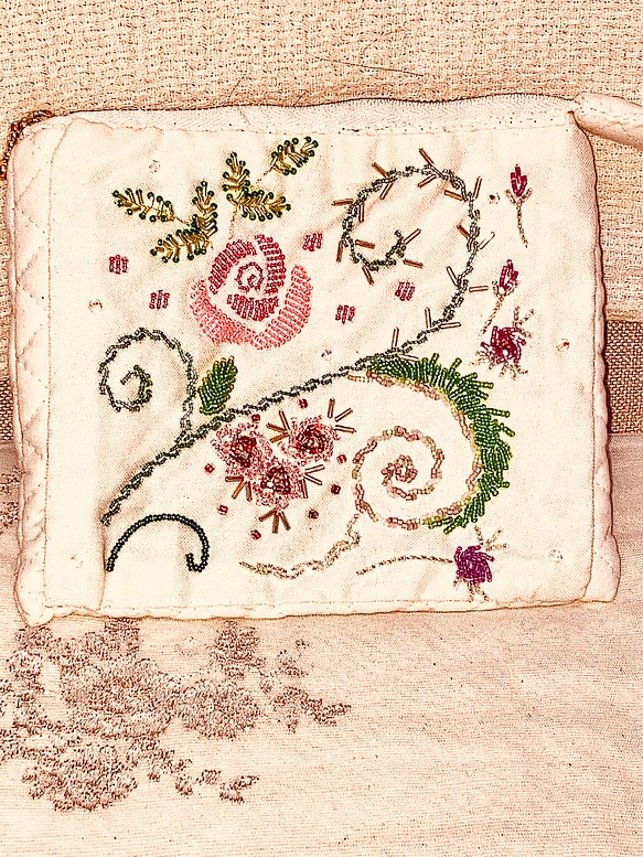 ビーズ刺繍が可愛い薔薇や植物のデザインのポーチ 1枚目の画像