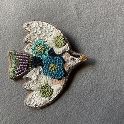 ビーズと刺繍のお花畑鳥ブローチ ブローチ a.tede 通販｜Creema(クリーマ)