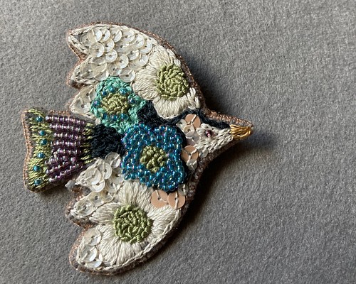 ビーズと刺繍のお花畑鳥ブローチ