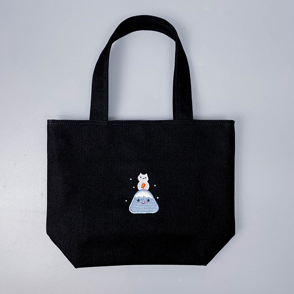 【富士山と雪猫】立体刺繍 | 帆布ぼっちバッグ | パッケージ付き 1枚目の画像