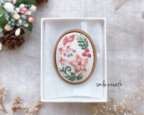 【クリスマスローズの刺繍ブローチ白】クリスマスプレゼントや大切な方への贈り物に。オイルパステルで描いた手作りのカード付き