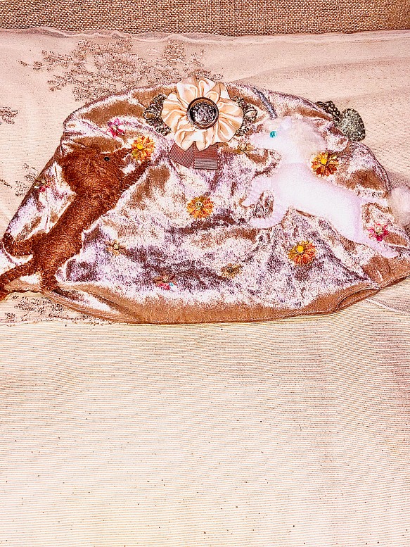 ライオンとユニコーンが可愛い、ビーズ刺繍を施したポーチ 1枚目の画像