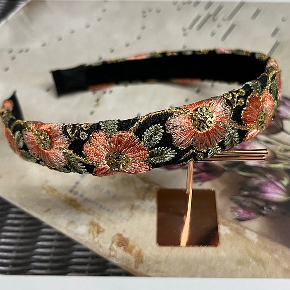 花柄刺繍が綺麗可愛い♡オレンジフラワーの刺繍カチューシャ♡ブラック♡ 1枚目の画像