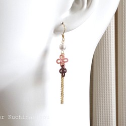 梭織蕾絲小花和流蘇耳環&lt;桃色 x 深棕色&gt; 第1張的照片