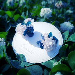 シロツメクサの花飾りピアス 1枚目の画像