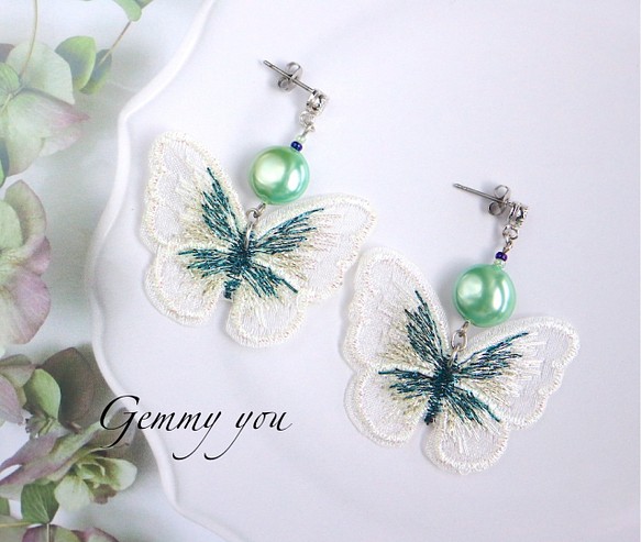 蝴蝶貝殼珍珠白綠刺繡耳環 第1張的照片