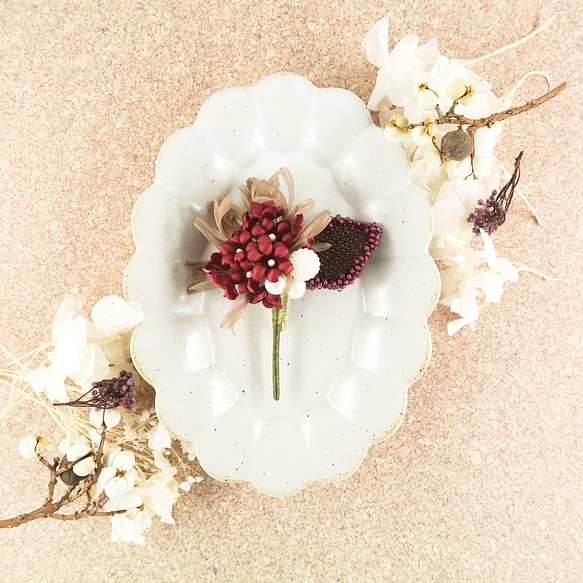 Corsage. コサージュ " Mini bouquet. 布花と刺繡のブローチ " | ブラウン×レッド | 1枚目の画像