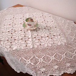 ドイツの手仕事/お花モチーフが編まれたアイボリー色の可愛い手編みレース・テーブルクロス 未使用品 (ヴィンテージ)