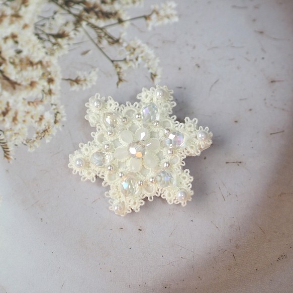 【限定1点】雪の結晶ブローチ（タティングレース/ホワイト/上品/冬ブローチ/ホワイトクリスマス/雪/結晶）白い糸で編んだ 1枚目の画像
