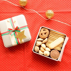クリスマスラッピング「クラシッククッキー缶」ちょっぴりクラシカルで変わらない美味しさが魅力のクッキー詰め合わせです。 1枚目の画像