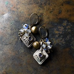 Kuchi 金屬零件、重拉長石、煙晶、藍晶石和鍾形耳環 第1張的照片