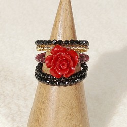 練り珊瑚の赤い薔薇とロードライトガーネット、ブラックスピネルの5連リング（指輪のサイズ：フリーサイズ、形状記憶ワイヤー） 指輪・リング 山崎恵美子  通販｜Creema(クリーマ) 14976898