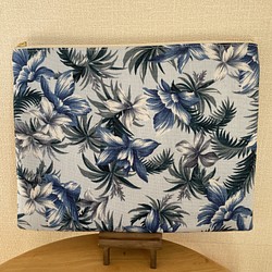 大きな青い花柄の大判フラットポーチ 1枚目の画像