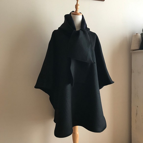 ダブルフェイスカシミヤウール（黒×ネイビー）で作ったマントコート